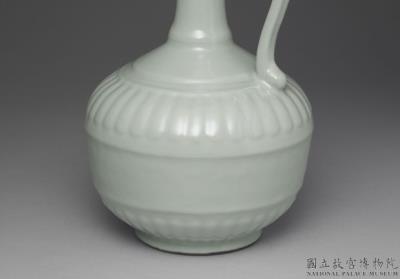 图片[2]-Ewer with chrysanthemum petal decoration in green glaze, Qing dynasty, Yongzheng reign (1723-1735)-China Archive